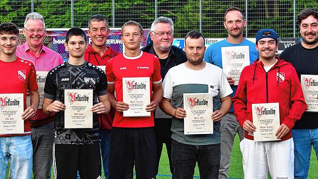 Seit zehn Jahren sind (vorn, von links) Niko Vogt, Halil Sayin, Marek Stengritt, Marco Stoll, Marlon Braitsch und Kai Neufeld beim FC ...