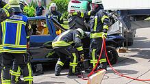 Die Aktiven bei der großen Schauübung auf der Kreuzung der Straße An Hofäcker/Feldherrnstraße. Gezeigt wird die Rettung von Menschen, ...