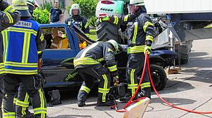 Die Aktiven bei der großen Schauübung auf der Kreuzung der Straße An Hofäcker/Feldherrnstraße. Gezeigt wird die Rettung von Menschen, ...