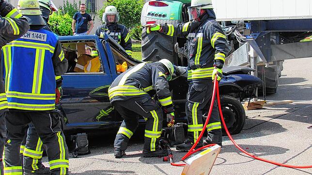 Die Aktiven bei der großen Schauübung auf der Kreuzung der Straße An Hofäcker/Feldherrnstraße. Gezeigt wird die Rettung von Menschen, ...