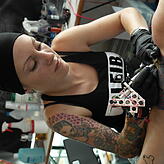 Die Tattoo Convention mit bis zu 120 Tätowierern findet erstmals im Dornier-Museum statt. Auch Tätowiererin Sandra zaubert Kunstwerke ...