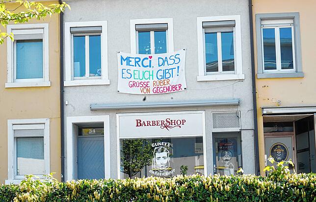 Schöne Geste: Ein Plakat am Haus gegenüber dem Krankenhaus in Lörrach.