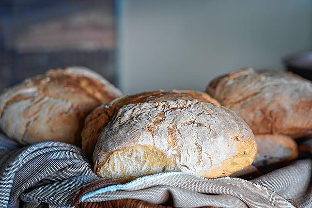 Das Pao caseiro, das sogenannte Hausbrot, ist typisch für Madeira. Es enthält zusätzlich zu den üblichen Zutaten Mehl, Wasser, Hefe und ...