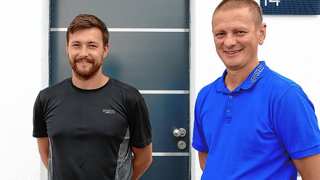 Elektromeister Eduard Martin (rechts) hat schon bei zahlreichen Kunden Smarthome-Technik eingebaut und eingerichtet &ndash; auch in ...