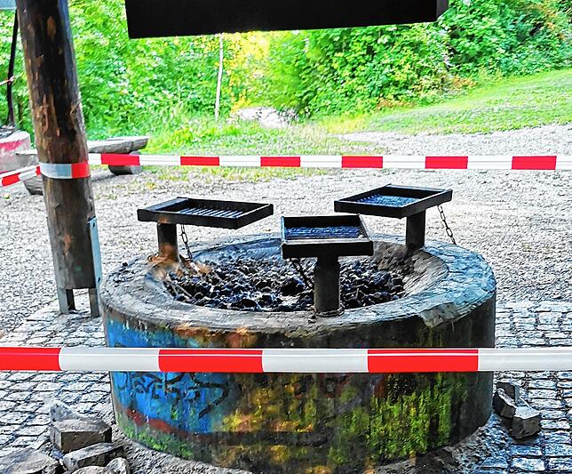 Die öffentliche Grillstelle bei der Schweppenen-Hütte wurde im Sommer 2022 mit einem Flatterband abgesperrt.