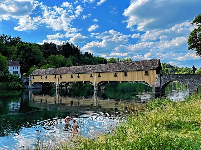 Die Alte Zollbrücke verbindet Jestetten – links im Bild – mit dem schweizerischen Rheinau. Etwa 400 Meter flussabwärts ...