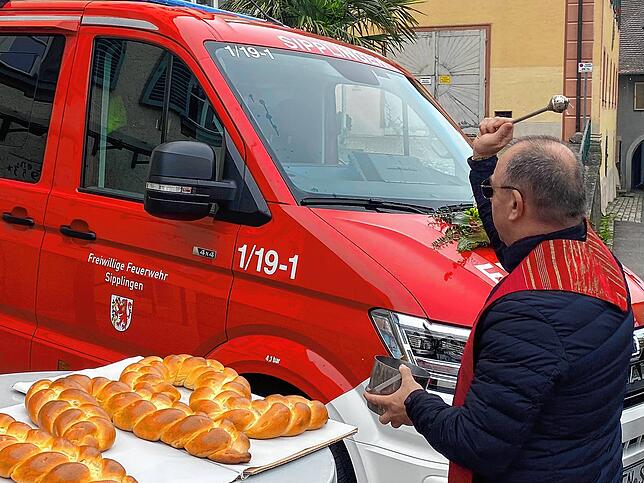 Das neue Fahrzeug wird vom Sipplinger Pfarrer József Biró geweiht.