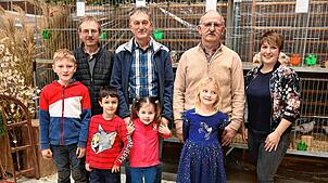 Die erfolgreichsten Züchter stellen sich zum Gruppenbild auf. Vorne, von links: Ben Hippach, Arian Nock, Lilly Fichter und Lisa Hippach ...