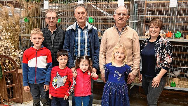 Die erfolgreichsten Züchter stellen sich zum Gruppenbild auf. Vorne, von links: Ben Hippach, Arian Nock, Lilly Fichter und Lisa Hippach ...