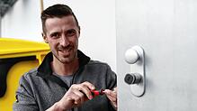 Rüstet seine Türschlösser auf und macht Einbrechern eine lange Nase: Simon Martin vom gleichnamigen Bauernladen in Überlingen-Bambergen ...