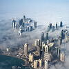 ARCHIV – Im Nebel stehen die Hochhäuser der Skyline von Doha, Katar, am 15.0.2014. (Zu dpa "Katars Anleihen fallen weiter – Aktienmarkt ...