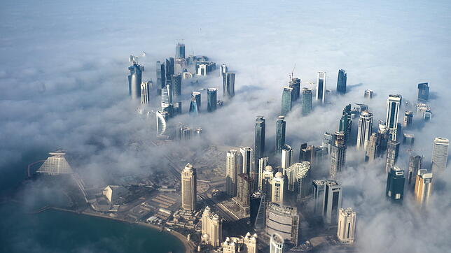 Die Hochhäuser der Skyline von Doha im Nebel. Obwohl Katar noch kein baldiges Ende der Erdöl- und Erdgasgewinnung vor sich sieht, ist ...