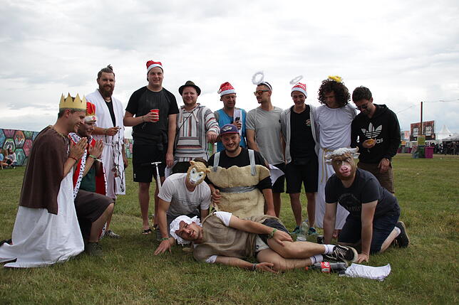 Fabian Moser (links) und seine dreizehn Freunde feiern auf dem Festival Weihnachten.