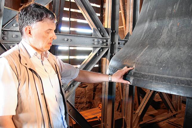 Münstermesner Andreas Turner zeigt im April 2018 den Riss in der großen Glocke, die im Nordturm des Münsters hängt.