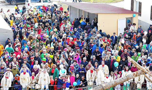 Bei frühlingshaften Temperaturen versammelen sich jede Menge Mäschgerle im Stettener Schlosshof. Alle waren heiß, mal wieder eine echte ...