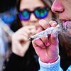 Ein Demonstrant raucht einen Joint, während er an einer Demonstration für die Entkriminalisierung von Cannabis teilnimmt.