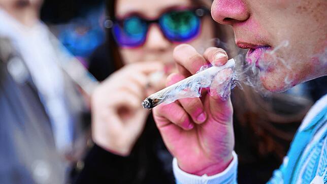 Ein Demonstrant raucht einen Joint, während er an einer Demonstration für die Entkriminalisierung von Cannabis teilnimmt.