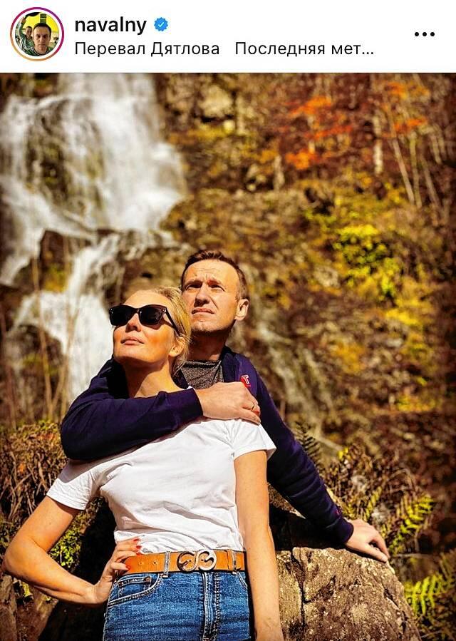Auf Instagram posiert Alexei Nawalny 2020 mit seiner Frau Yulia vor den Todtnauer Wasserfällen.
