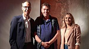Sie freuten sich über einen gelungenen Abend mit großem Zuspruch aus dem Publikum: Bürgermeister Frank Harsch (von links), Gast Jörg ...