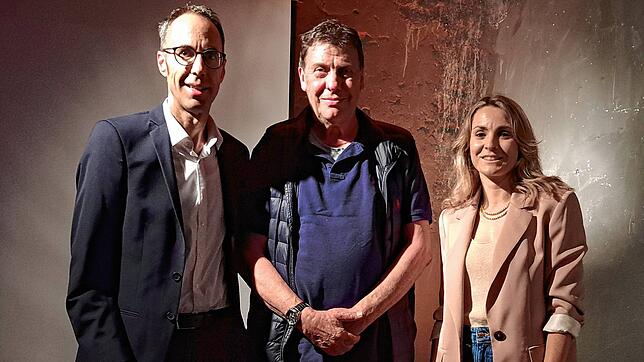 Sie freuten sich über einen gelungenen Abend mit großem Zuspruch aus dem Publikum: Bürgermeister Frank Harsch (von links), Gast Jörg ...