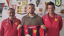 Neuer Mann für die Defensive: Der dritte Vorsitzende Joachim Sperker (links) und der sportliche Leiter Stephan Leipert (rechts) vom FSV ...