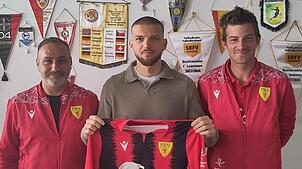 Neuer Mann für die Defensive: Der dritte Vorsitzende Joachim Sperker (links) und der sportliche Leiter Stephan Leipert (rechts) vom FSV ...