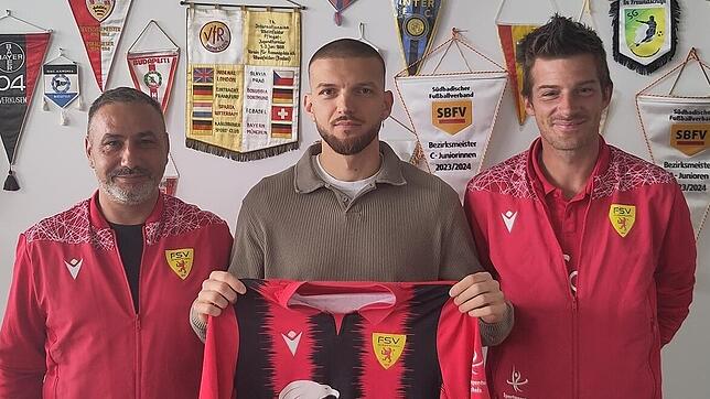 Neuer Mann für die Defensive: Der dritte Vorsitzende Joachim Sperker (links) und der sportliche Leiter Stephan Leipert (rechts) vom FSV ...