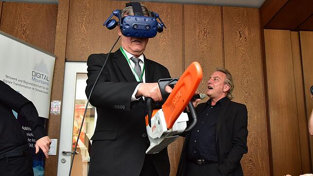 So geht Banddurchschneiden im Zeitalter der Digitalisierung. Ministerialdirigent Günther Leßnerkraus durchtrennt das virtuelle Band zur ...