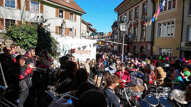 So sieht bei der Hoorigen Mess&lsquo; in der Tiengener Fußgängerzone aus: Bunt kostümierte Besucher feiern ausgelassen bei fetziger ...