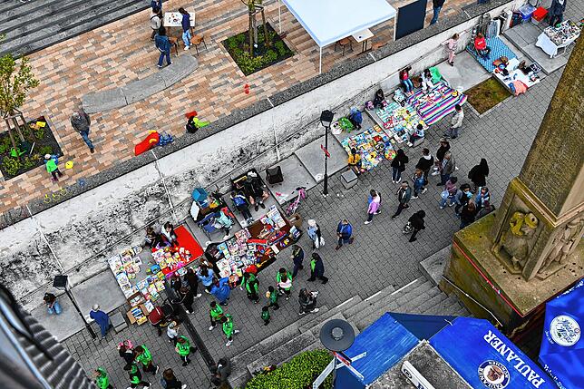 Der Blick aus dem Drehleiterkorb der Feuerwehr auf den Flohmarkt an der Kirchhalde.