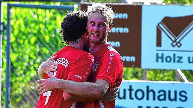 Pokal-Knüller: Melvin Landwehr (rechts, mit Fabian Oberle) und der B-Kreisligist FC Grießen wollen nach dem Derbysieg gegen den FC ...
