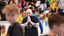 Wieder eine Pleite! HSG-Trainer Vitor Baricelli sieht unglücklich aus nach der Niederlage gegen Minden