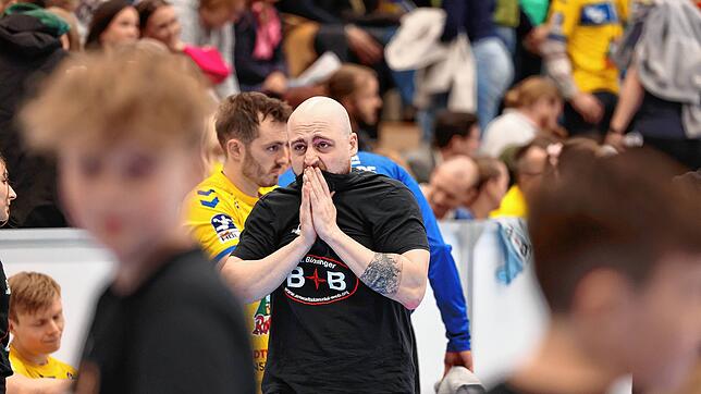 Wieder eine Pleite! HSG-Trainer Vitor Baricelli sieht unglücklich aus nach der Niederlage gegen Minden