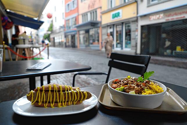 Für die Bratwurst und das Curry aus dem Voglhaus mussten keine Tiere sterben. Welchen Einfluss das auf Treibhausgasausstoß durch unsere ...