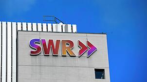 Das Logo des SWR auf dem Funkhaus des Senders in Stuttgart.