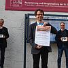 Pfarrer Michael Lienhard (links hinten), Kirchenmusiker Zeno Bianchini (Mitte) und Gemeindereferent Christian Bär werben mit einer CD ...