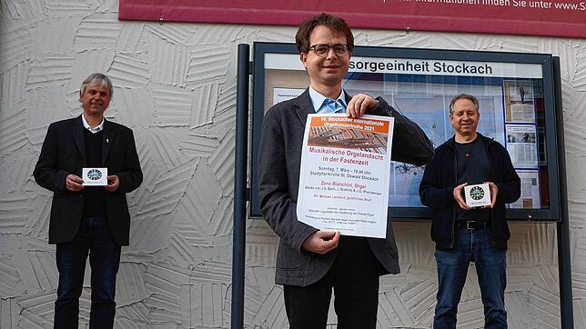 Pfarrer Michael Lienhard (links hinten), Kirchenmusiker Zeno Bianchini (Mitte) und Gemeindereferent Christian Bär werben mit einer CD ...