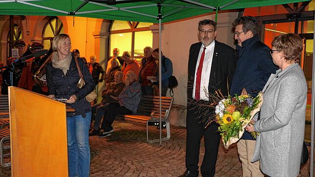 Landrätin Stefanie Bürkle gratulierte Ralph Gerster zu seinem &bdquo;phänomenalen Wahlerfolg&ldquo;, der sich zuvor bei seiner Ehefrau ...