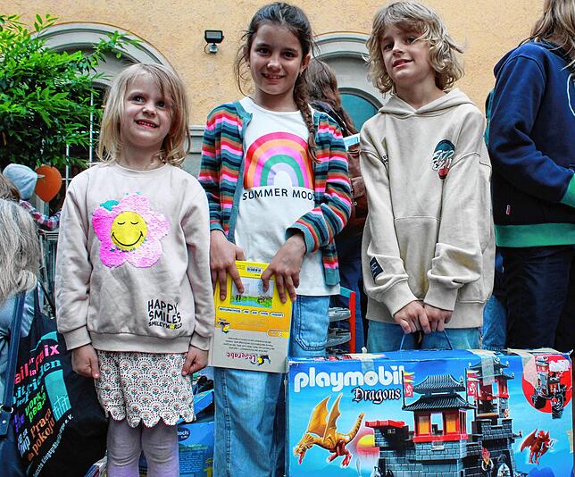 „Ich habe das ganze Jahr auf diesen Tag gespart“, Hannes Hehl (rechts) präsentiert stolz seine neue Playmobil-Ritterburg, aber auch ...