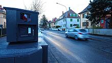 Hier gilt jetzt Tempo 30 – und die Stadt Konstanz überwacht das neue Tempolimit: In der Allmannsdorfer Straße steht nun der mobile Blitzer.