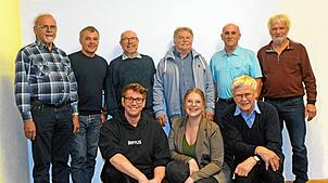 Bildtext: sax_la_al_mgv hv 25 Dirigentin Hannah Ackermann fühlt sich in der Vorstandsrunde des Männergesangvereins Frohsinn Birkingen ...