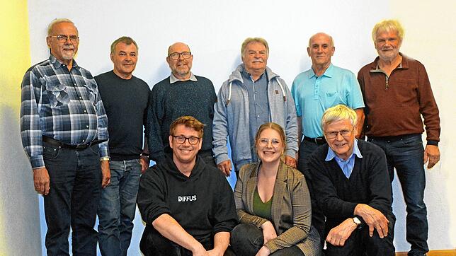 Bildtext: sax_la_al_mgv hv 25 Dirigentin Hannah Ackermann fühlt sich in der Vorstandsrunde des Männergesangvereins Frohsinn Birkingen ...