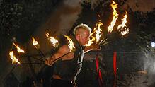 Hannes Schwarz wird dieses Jahr beim Triberger Weihnachtszauber erneut mit dem Feuer spielen. Bild: Roland Sprich