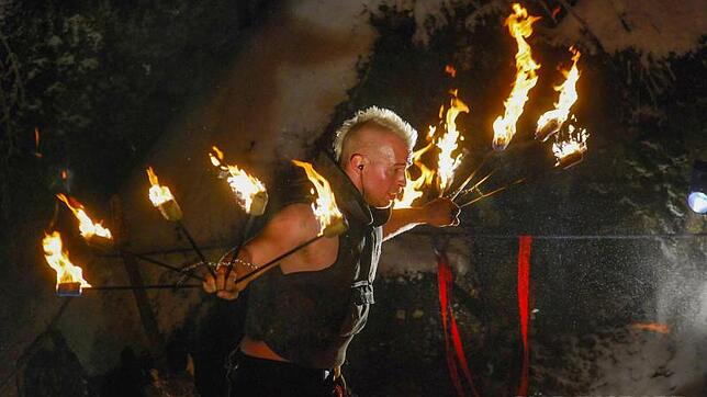 Hannes Schwarz wird dieses Jahr beim Triberger Weihnachtszauber erneut mit dem Feuer spielen. Bild: Roland Sprich