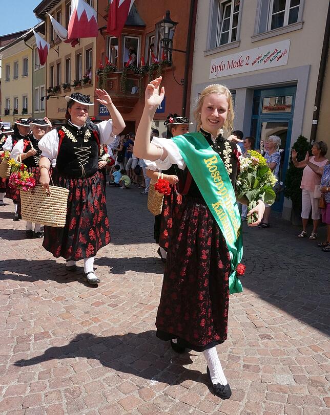 Mit Königin: Der Trachtenverein Rosendorf Nöggenschwiel ist mit der Rosenkönigin nach Tiengen gekommen.