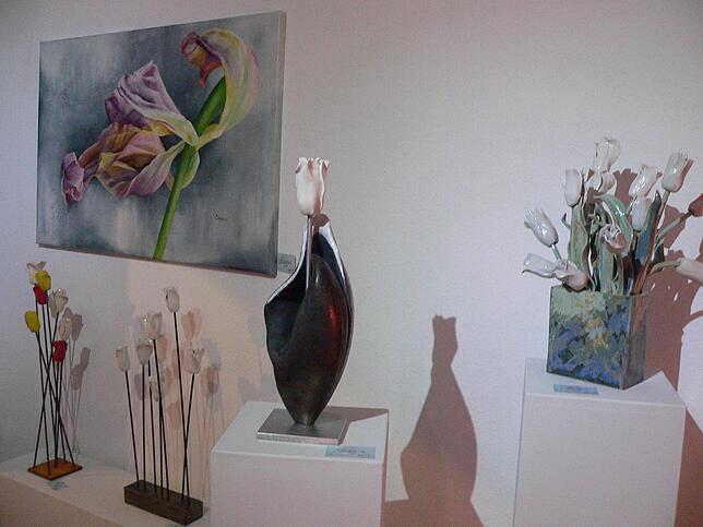 Gemalter und aus Keramik geformter Tulpenzauber von Ingeborg Deistler-Kairies.