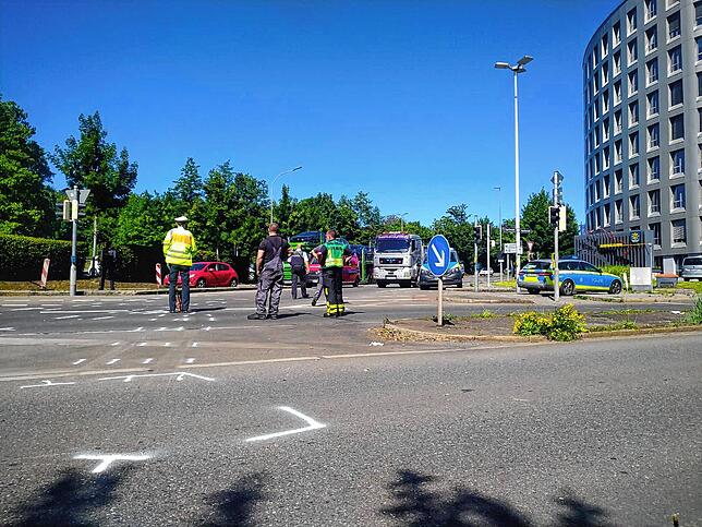 Bild 5: Nach Verkehrsunfall in der Albrechtstraße &ndash; Autofahrer mit schweren Verletzungen ins Krankenhaus geflogen