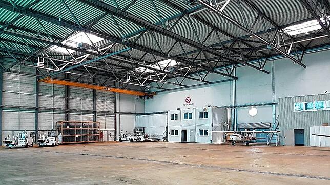 Wo sonst Flugzeuge stehen, wird der VfB seine neue Spielstätte einbauen.