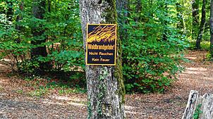 Diese Schilder weisen auf eine erhöhte Waldbrandgefahr hin. Im Landkreis Waldshut ist dies seit 1. Juli 2025 wegen der langanhaltenden ...