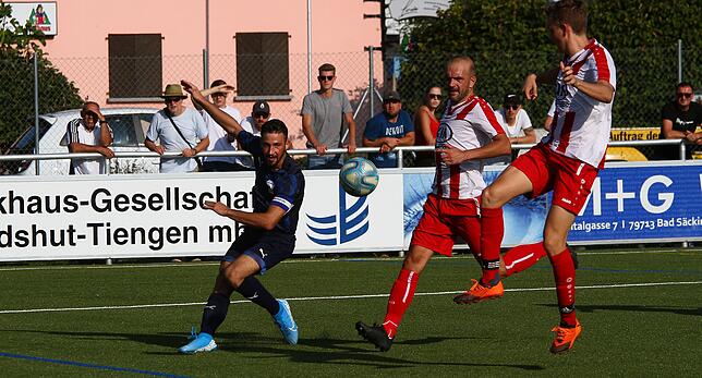 Bild 3: VfB Waldshut bezwingt den FC Tiengen 08 mit 4:0 im Derby &ndash; und wir haben Bilder!